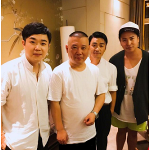 郭德綱曬小伙伴合影，網友稱馬蓉移民王寶強變瘦了