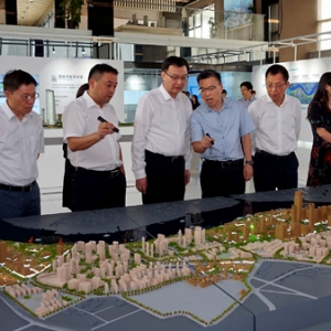 周波調研我區經濟發展、科技創新等重點工作