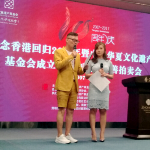 浙江現(xiàn)代畫院藝術家，熱心公益事業(yè)受好評