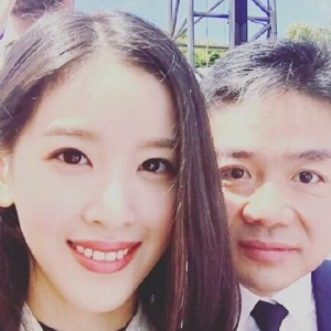 章澤天亮相巴黎時裝周，粉絲：她稍微一打扮就很驚艷