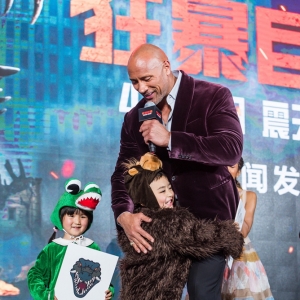 “迷你猩猩”熊抱強森激萌表白