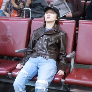 累壞寶寶了！周冬雨機場上演“北京癱” 倚墻小憩眼神超懵