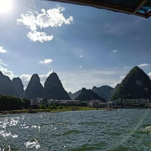 　　桂林山水甲天下 | 水墨漓江畔，溫暖桂林夢！