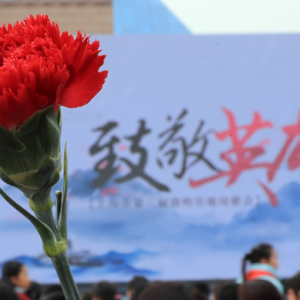 “致敬英雄”，上海社會(huì)各界千余人在龍華烈士陵園祭掃英烈