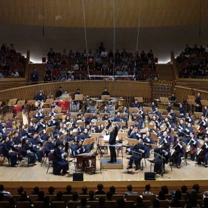 藝術節“香港文化周”揭幕：身穿長衫奏“梁祝”，香港樂手上演滬港音樂“雙城記”