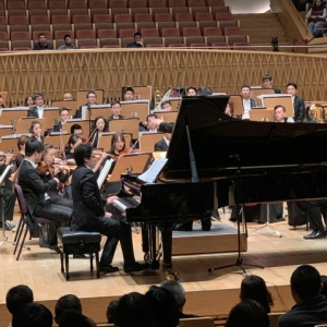 想了14天，將《黃河大合唱》譜成協(xié)奏曲的他說(shuō)“我愿意”，這一次是《我的祖國(guó)》