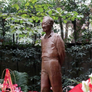 巴金的“朋友圈”：魯迅請他看校樣，老舍請他吃烤鴨，沈從文看信看哭了