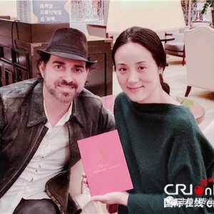 以色列歌手吉拉德與中國(guó)歌手哈輝聯(lián)袂演唱歌曲，致敬全世界醫(yī)務(wù)工作者