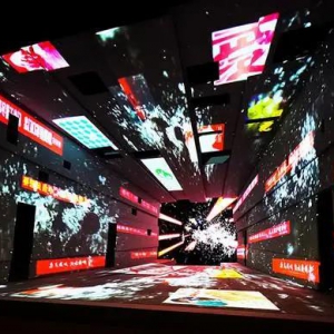 上戲與松江聯合出品的抗疫大戲《護士日記》公演，張文宏戴口罩現場觀看