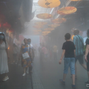 端午小長(zhǎng)假首日，上海豫園“滿座”，開啟噴霧消暑……