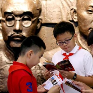 李佳琦和援鄂醫療隊員、航天工程技師一起為紅色文創代言，合適嗎？