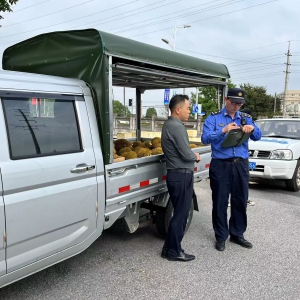 小貨車占道賣榴蓮，兩當事人分別被松江區九亭城管中隊罰款300元