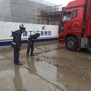 松江區經開區城管深入工地治理揚塵，保障進博空氣質量