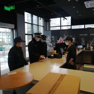 疫情防控不松懈，街面管控不放松——松江區經開區城管做好沿街商鋪防疫管控工作