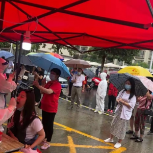 孔鴻聲：風雨中的花傘