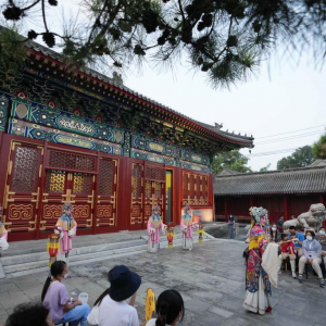 北京：夜游白塔賞戲曲