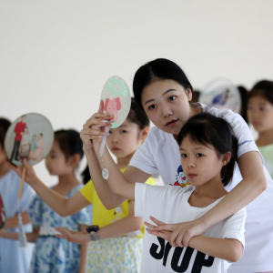 湖南郴州：“小戲迷”免費學昆曲