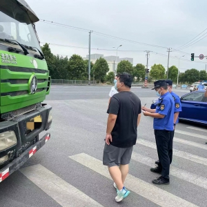 松江區(qū)佘山鎮(zhèn)城管開展渣土車違規(guī)運輸聯(lián)合整治